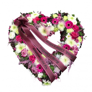 Smuteční vypichované srdce - gerbera mini, růže, růže mini, karafiát, chr. 1. květ, chr. trs, zeleň, podložka srdce-piaflor, stuha nápis