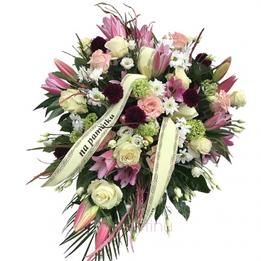 Smuteční vypichovaná kytice - lilie SG, růže, chryzantéma trs, eustoma, viburnum, scabiosa, zeleň, držák, stuha nápis