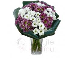 Букет из белых и фиолетовых хризантем, зелень