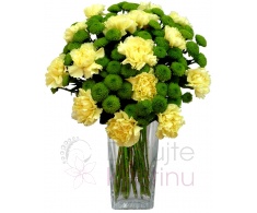 Mixed bouquet of yellow carnations and santinies