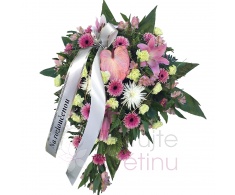 Smuteční vypichovaná kytice - anturie, karafiát, lilie SG, gerbera mini, alstromérie, chryzantéma 1 květ, zeleň, držák