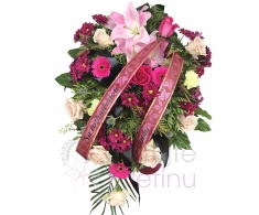 Smuteční vypichovaná kytice - lilie SG, růže, chryzantéma, karafiát, gerbera mini, eringium, zeleň, stuha, držák