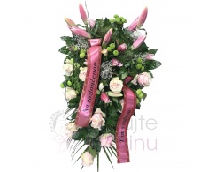 Smuteční vypichovaná kytice - lilie SG, růže, santini, zeleň, stuha, držák