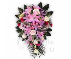 Smuteční vypichovaná kytice - lilie SG, růže, gerbera mini, karafiát mini, hortenzie, zeleň, držák, stuha nápis